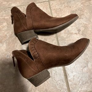 Woman’s brown ankle boots size 6.5